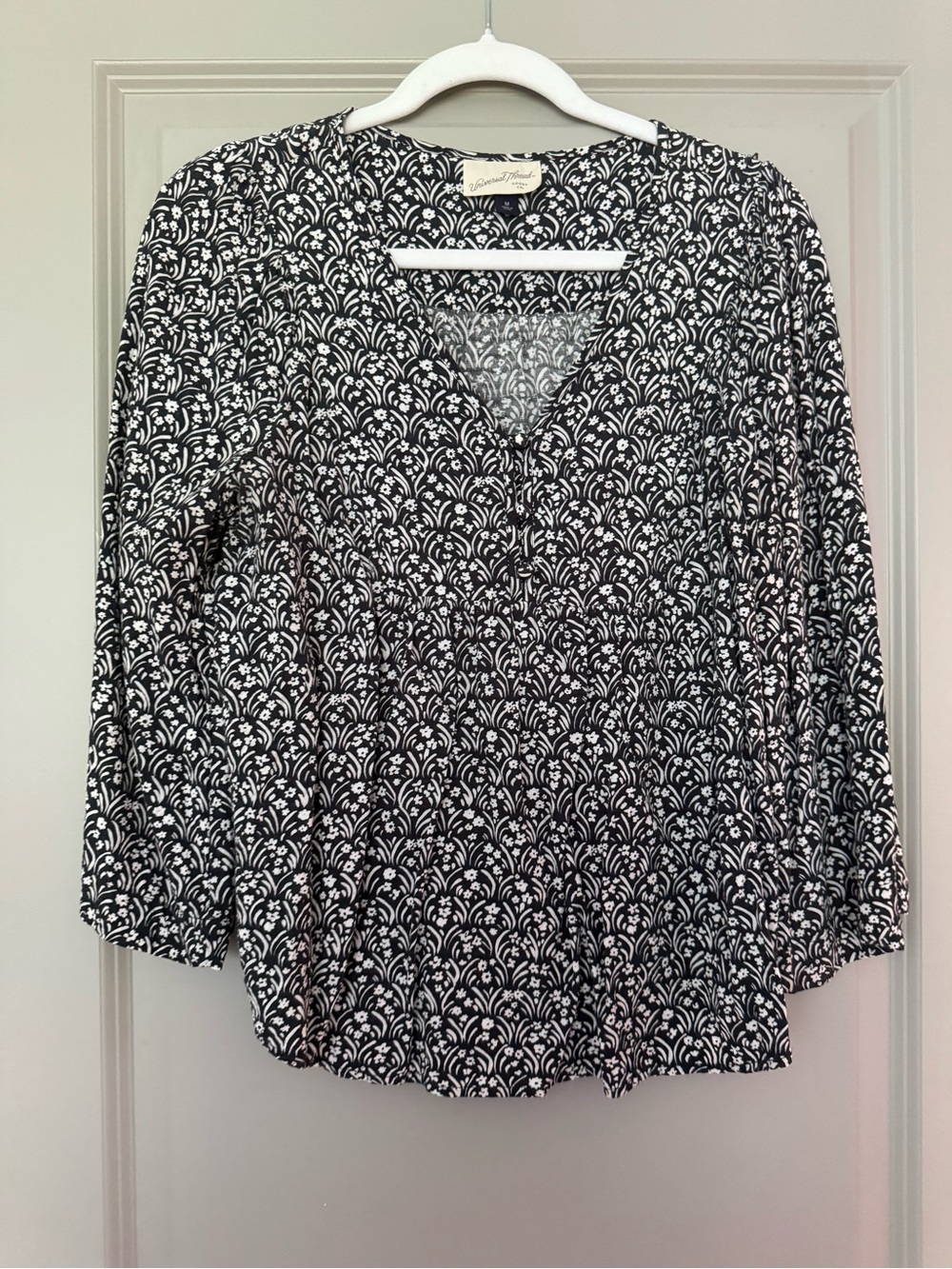 Universal Thread Navy & White Printed V-Neck Blouse